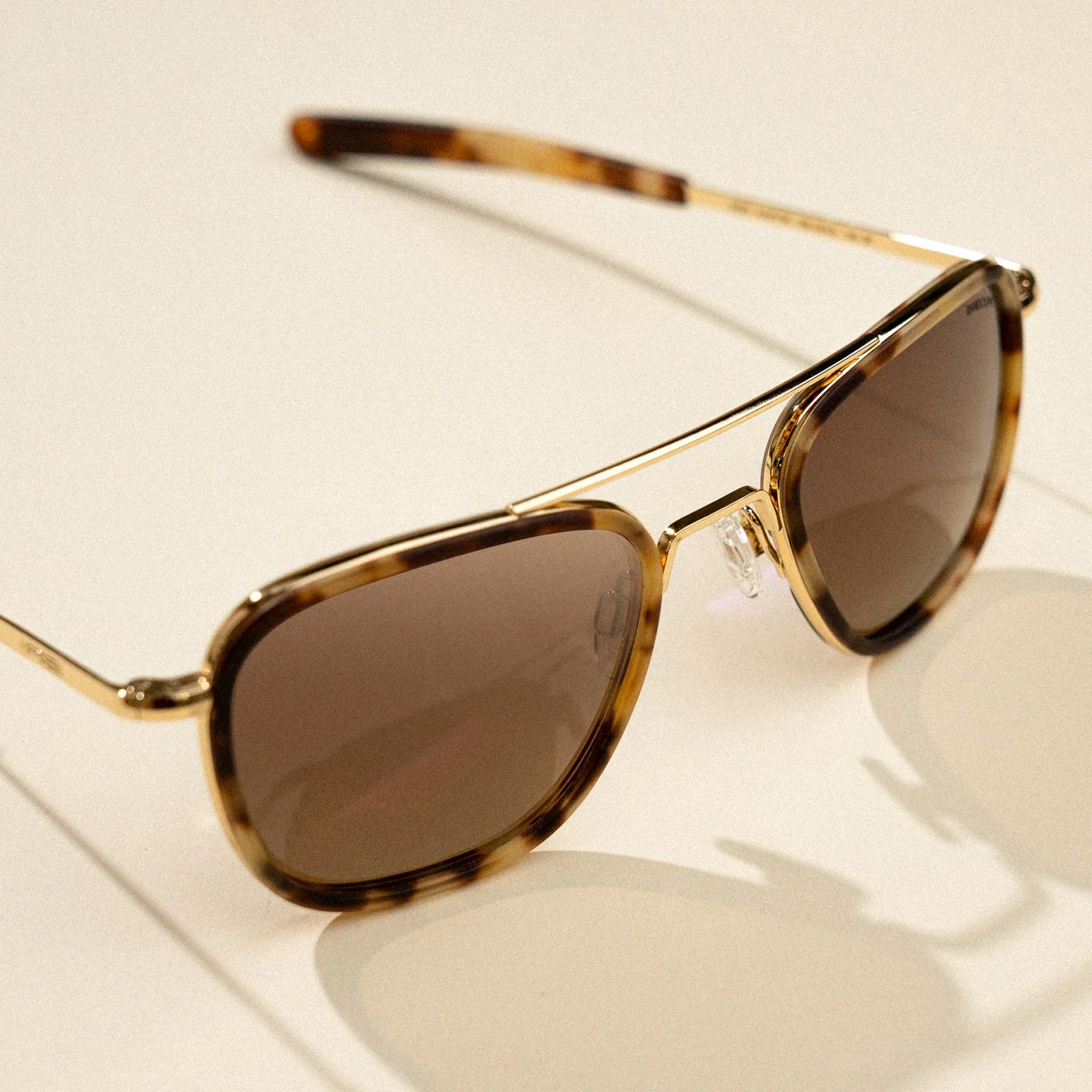 25-Aviator-Fusion-23k-Gold-Dark-Caramel-Tortoise-Inlay-Cape-Sand-3.webp Aviator Fusion - 23k Gold & Dark Caramel Tortoise Inlay & Cape Sand